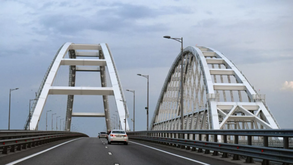 Хуснуллин сообщил об установке нового пролёта автомобильной части <b>Крым</b>ского моста