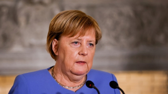NI считает маловероятным изменение политики Германии в отношении России после ухода Меркел...