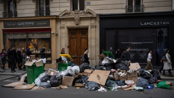 Мусорщики <b>Париж</b>а приостановят забастовку 29 марта