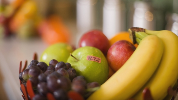 Биолог Воробьёв посоветовал замачивать и промывать фрукты перед употреблением