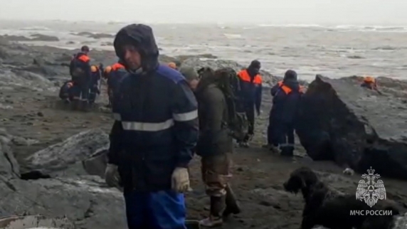 Спасатели МЧС возвращаются к месту крушения самолёта на Камчатке