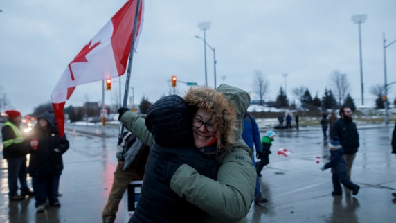 Протестующие разблокировали мост на границе США и Канады