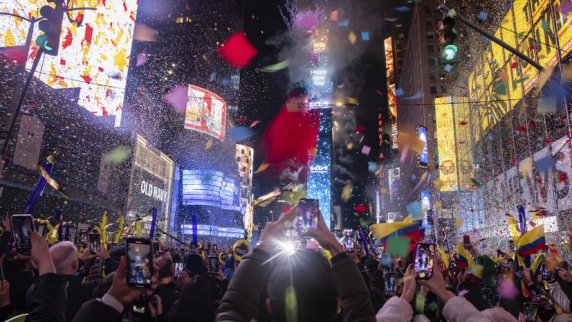 Тысячи людей встретили Новый год на Таймс-сквер в <b>Нью-Йорк</b>е
