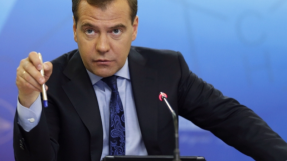 Медведев назвал неустойчивыми <b>позитивные сдвиги</b> в экономике РФ