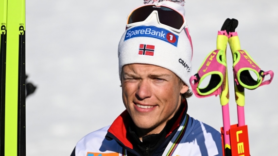 Норвежские лыжники Клебо и Вальнес победили в командном спринте на этапе Кубка мира в Лахт...