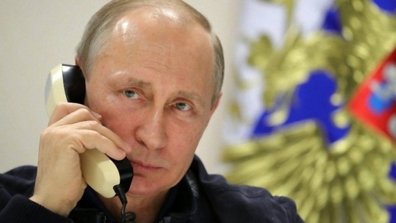 Путин провел <b>телефонный разговор</b> с Макроном