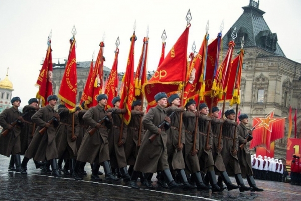 Наша память: в годовщину легендарного парада 7 ноября 1941 года на Красной площади состоял...