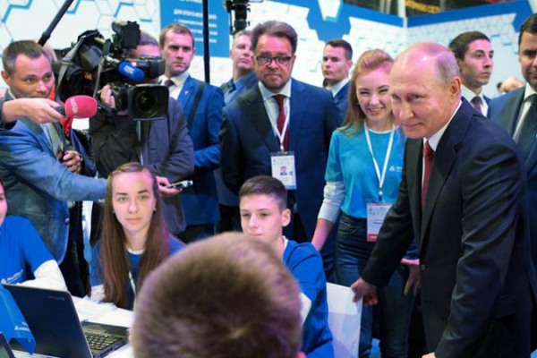 Путин поздравил школьников необычным образом