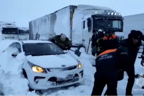 Около 240 спасателей и 150 единиц техники ликвидируют ЧС на трассе в Ростовской области