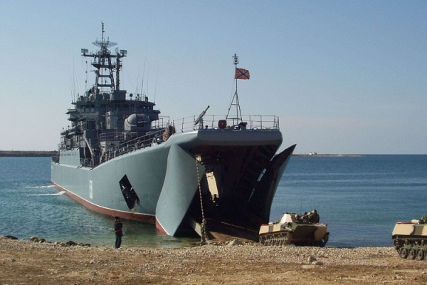 Десантный корабль "Цезарь Куников" следует в Сирию
