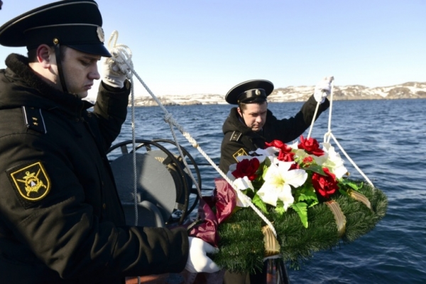 В честь героически погибших моряков проходят церковные службы по всей России