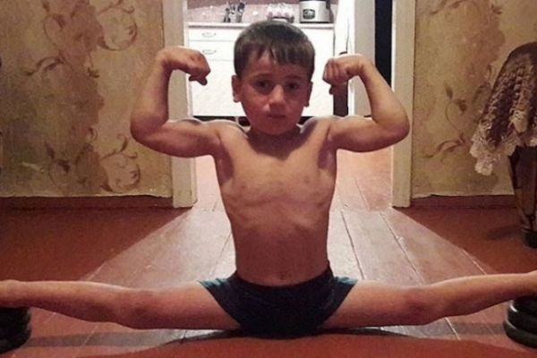 Кадыров подарил Mercedes пятилетнему мальчику, отжавшемуся более 4000 раз
