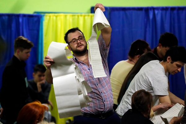 Кто же выиграет выбора на Украине: Зеленский набирает 71,8 процента голосов, показал опрос