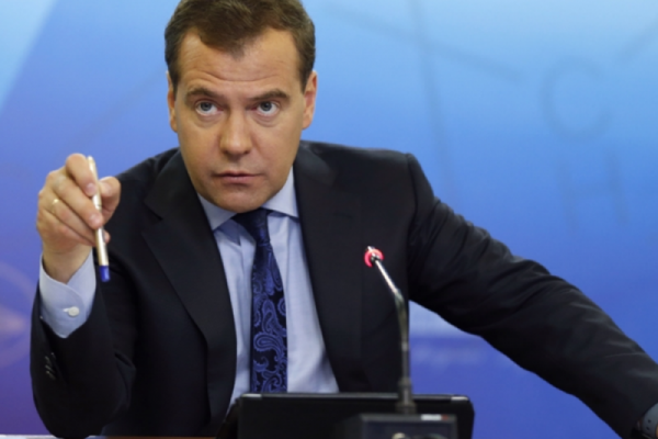 Медведев назвал неустойчивыми позитивные сдвиги в экономике РФ