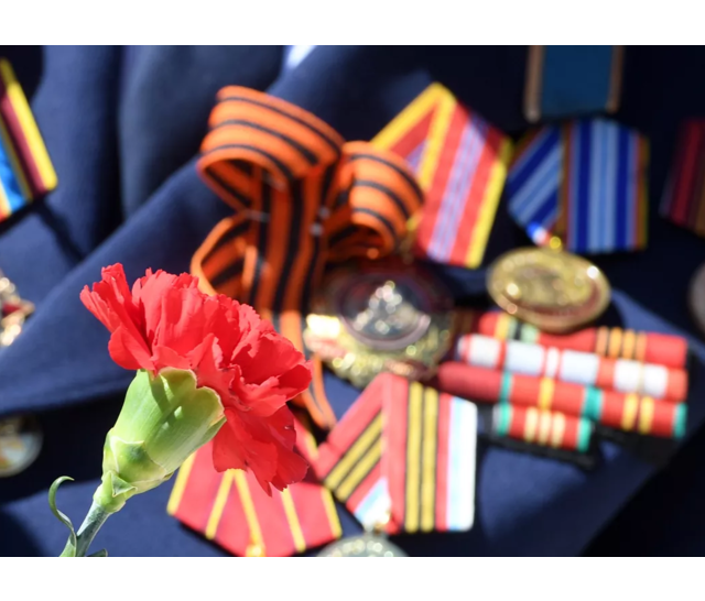 В Новосибирске 99-летнего ветерана поздравили с Днём защитни...
