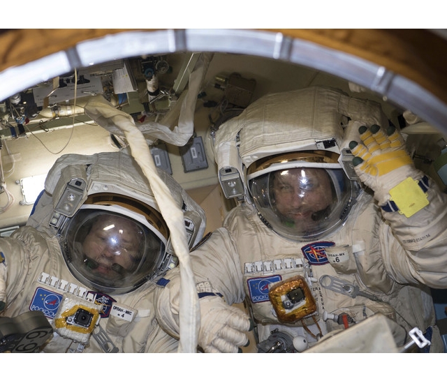Российские космонавты подготовили модуль «Причал» к стыковка...