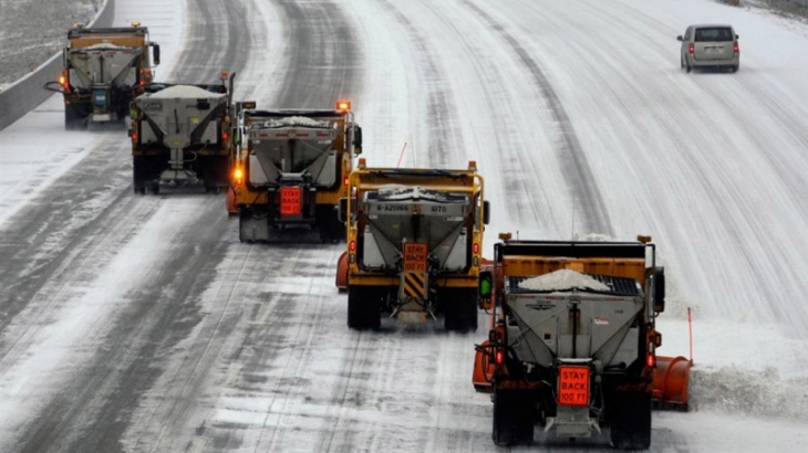 В Москве коммунальные службы в круглосуточном режиме расчищают улицы после «снегопада века»