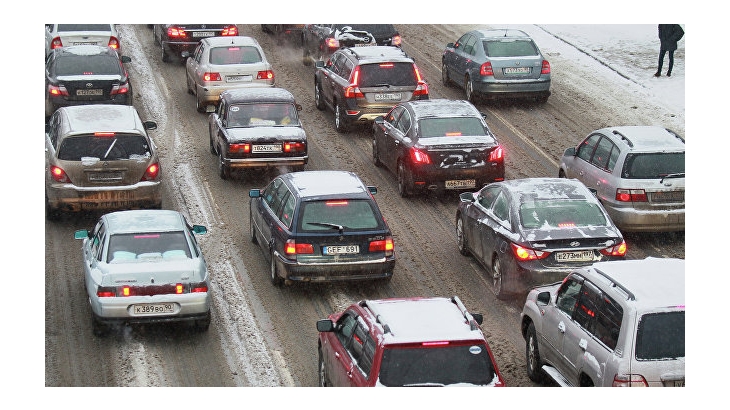 МЧС обеспечивает безопасность на дорогах в регионах, где идет снегопад