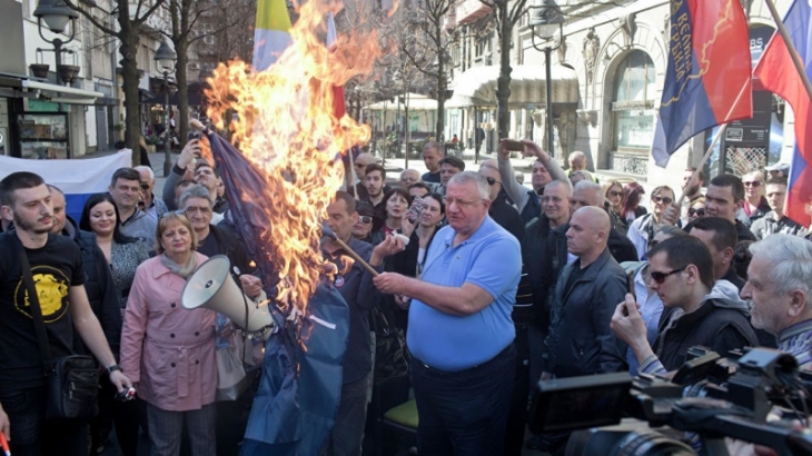 В Белграде сожгли флаги Евросоюза и НАТО