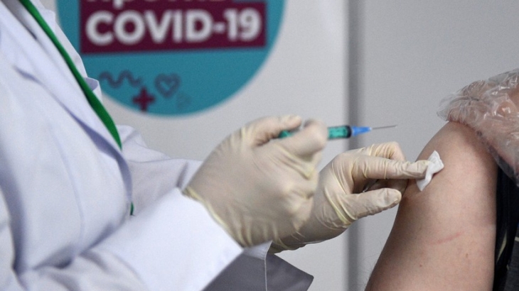 «Вероятность передачи сильно снижена»: центр Гамалеи может изучить вопрос отказа от масок после прививки «Спутником V»
