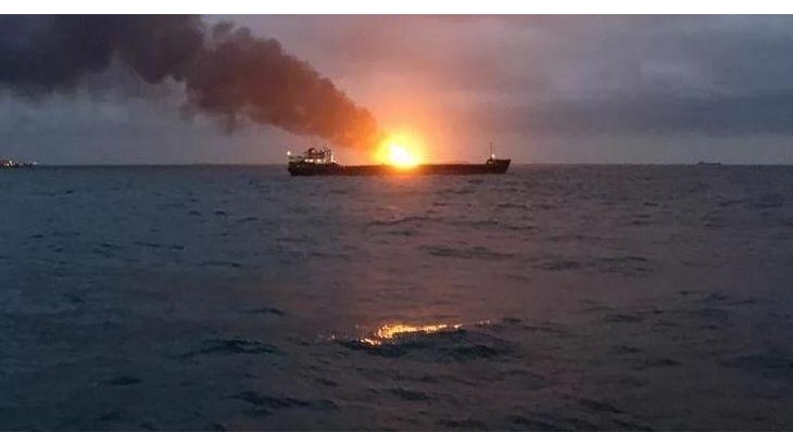 В Керченском проливе идет масштабная поисковая операция в районе, где горят два танкера со сжиженным газом