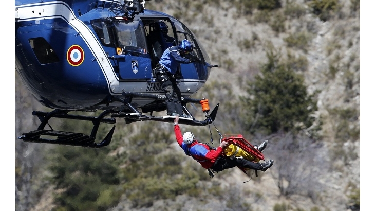 Чудеса пилотирования показали спасатели во французских Альпах