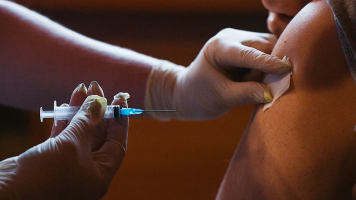 Путин поручил нарастить темпы вакцинации от коронавируса