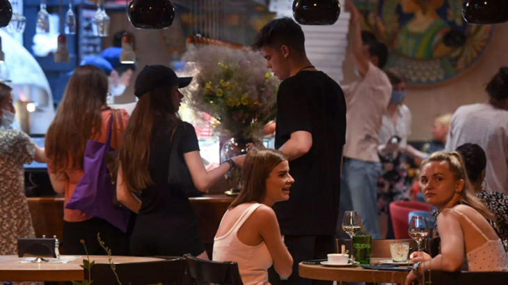 В России предложили запретить посещение ночных баров до 21 года