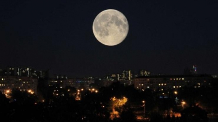 Самую большую Луну года могли наблюдать этой ночью жители России