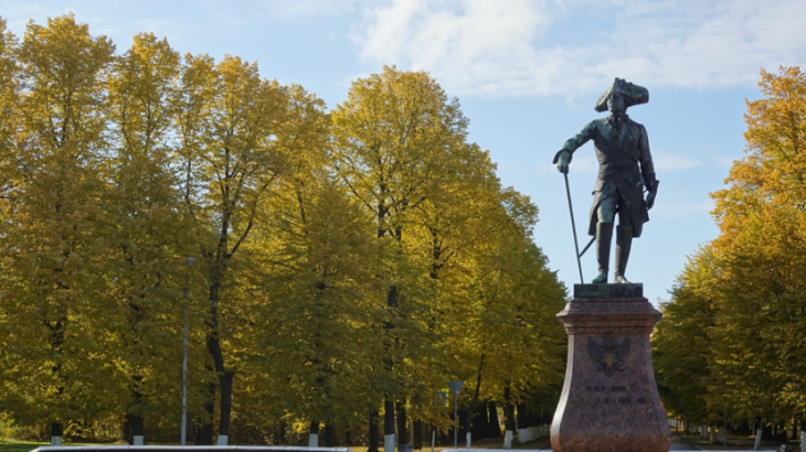 В музеях-заповедниках Петербурга начали готовить скульптуры к зимнему сезону