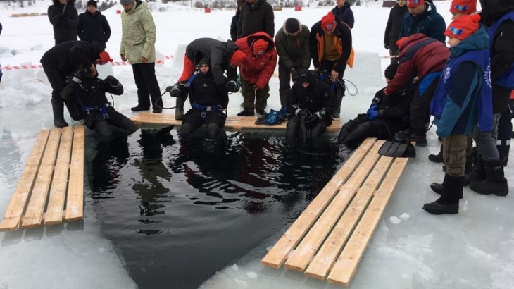 Мировой рекорд по пребыванию подо льдом поставили водолазы под Казанью
