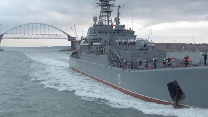 Керченский пролив после инцидента с украинскими военными кораблями вновь открыт для прохода гражданских судов