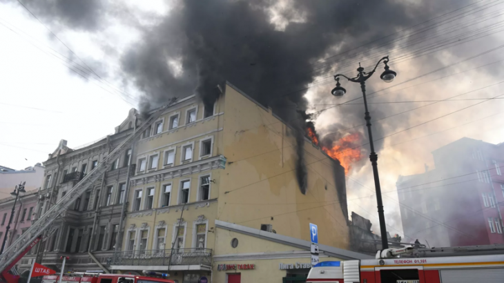 Площадь пожара в жилом доме в Петербурге выросла до 1500 квадратных метров