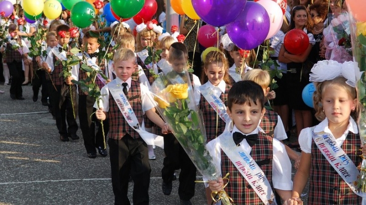 В российские школы 1 сентября пошли рекордные 1,8 миллиона первоклассников