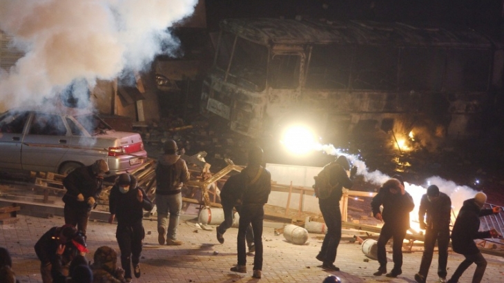 В Киеве боевики устроили беспорядки в годовщину Евромайдана