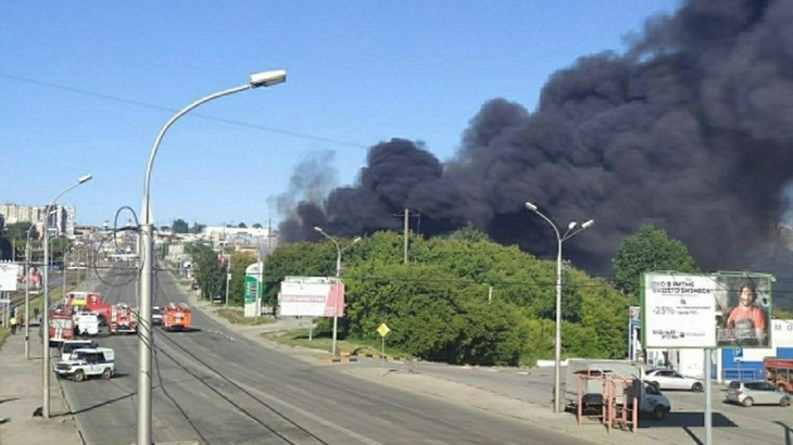 Более 100 окон выбило взрывной волной при пожаре на АЗС в Новосибирске