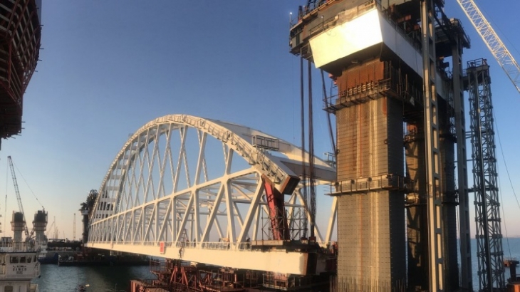 Началось возведение железнодорожных пролетов моста в Крым