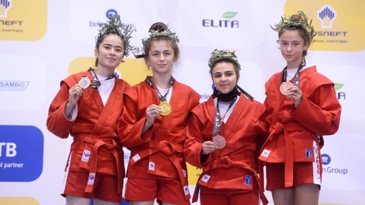 Сборная России возглавила медальный зачёт молодёжного ЧМ по самбо в Салониках