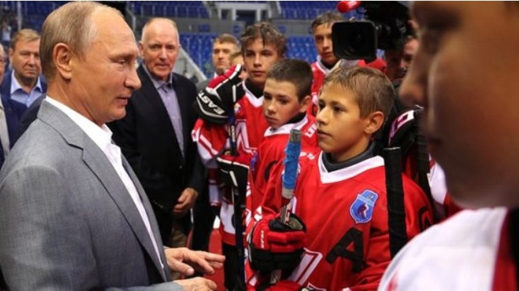 Воспитанники детского центра «Сириус» после матча пообщались с Владимиром Путиным и легендами хоккея