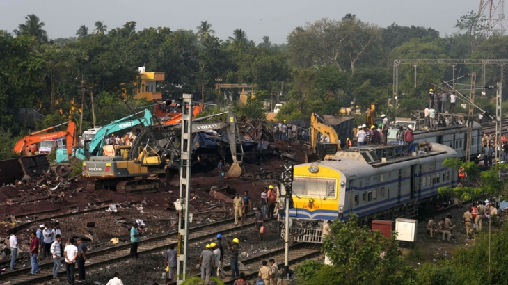 Железнодорожная катастрофа в Индии стала третьей по числу жертв в истории страны
