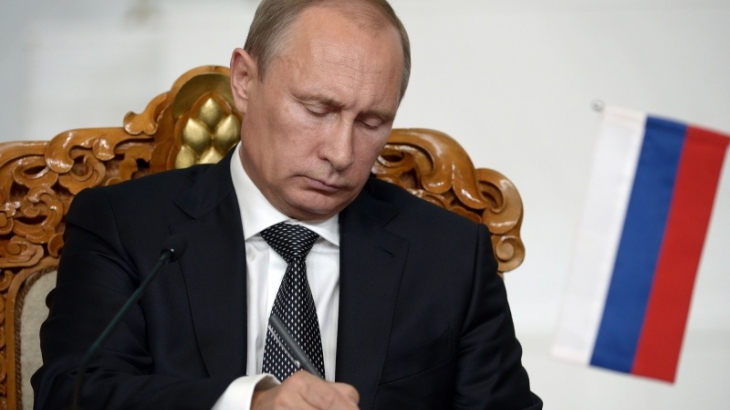 Владимир Путин подписал законы о выплатах на первого ребенка, материнском капитале и повышении МРОТ с 1 января 2018 года