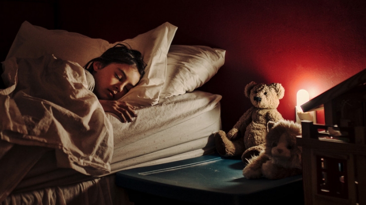 Сомнолог Бузунов заявил о вреде яркого ночного освещения для сна