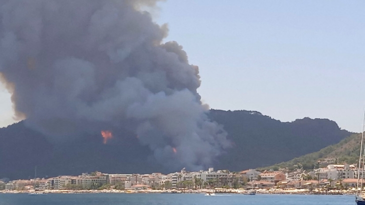 Эвакуированные из-за природного пожара туристы вернулись в отели Турции