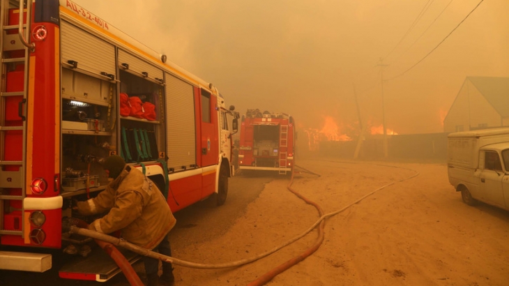 Спасатели МЧС предотвратили распространение пожаров на 1500 домов в Курганской области