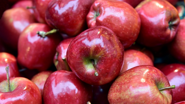 Диетолог рассказала, кому нельзя есть много яблок