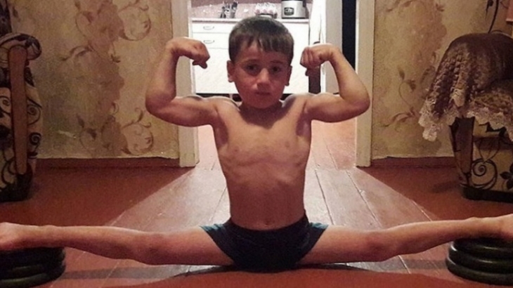 Кадыров подарил Mercedes пятилетнему мальчику, отжавшемуся более 4000 раз