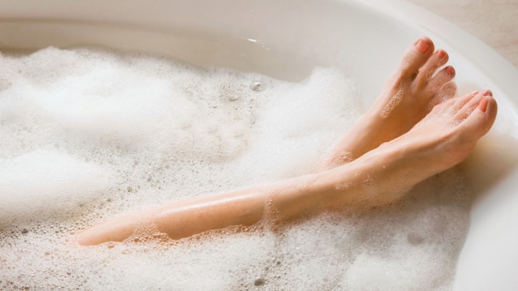 Психолог Сультеев посоветовал принимать ванну для облегчения синдрома беспокойных ног