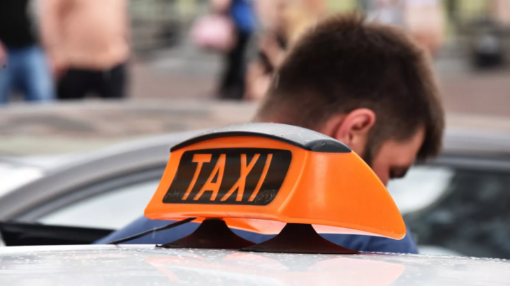 Аналитики назвали среднюю зарплату российского таксиста