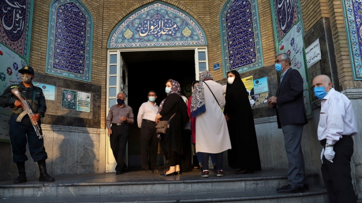 В Иране жители на протяжении 19 часов выбирали нового президента