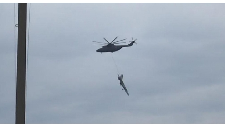 Уникальная операция в небе над Петербургом: вертолет Ми-26 перевез на внешней подвеске истребитель Су-27